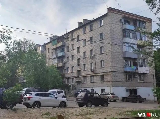 Соседи и родственники не могут попасть в квартиру пенсионера: медики и полиция до сих пор не вскрыли дверь. Жителям сообщили ждать признаков запаха, участковый направится на место.
