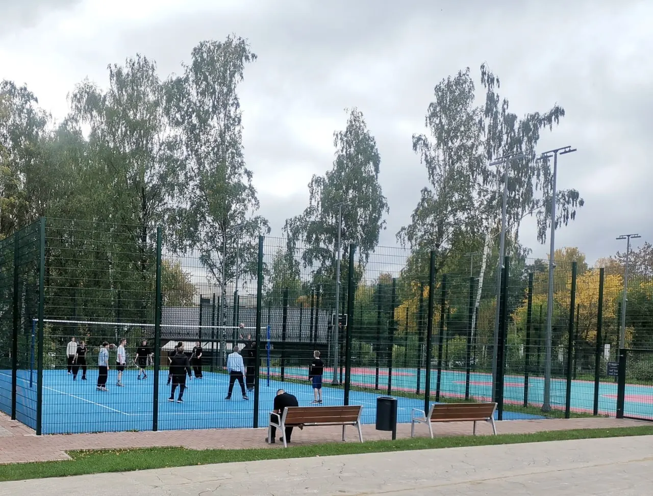 Площадки для волейбола и баскетбола возле памп‑трека теперь работают на два часа дольше — до 22:00. Решение принято после многочисленных просьб жителей.