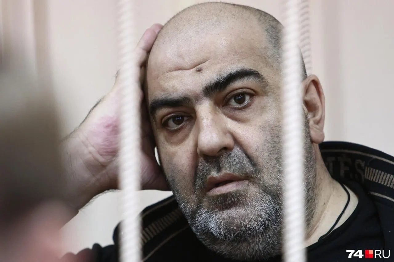 Суд признал Нвера Колозяна виновным в мошенничестве в особо крупном размере: ему назначили шесть лет строгого режима, штраф 40,5 млн руб. Арест на имущество стоимостью более 50 млн руб. сохраняется. По версии обвинения, из бюджета похищено свыше 76,3 млн руб.
