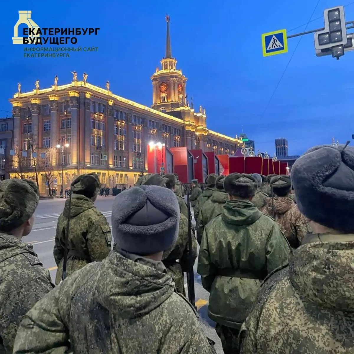 18‑летний Денис из Екатеринбурга, по словам родителей, получил телесные повреждения и был принуждён к подписанию контракта — ведётся проверка военной прокуратуры и омбудсмена.