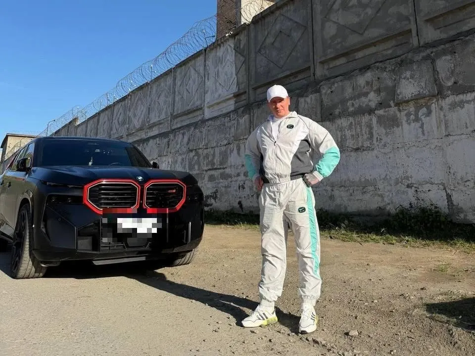 Скандального блогера Виталия Реутова отправили в спецприемник и назначили административный арест; он рассказал о тяжёлых условиях содержания и принуждении в СИЗО.
