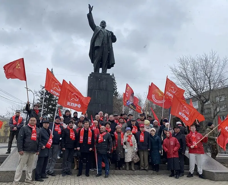 После возложения цветов 1 мая в Иркутске как минимум девяти людям, в том числе активистам КПРФ и дочери экс‑губернатора, составили протоколы об участии в «несанкционированном публичном мероприятии». Материалы переданы в Кировский райсуд.