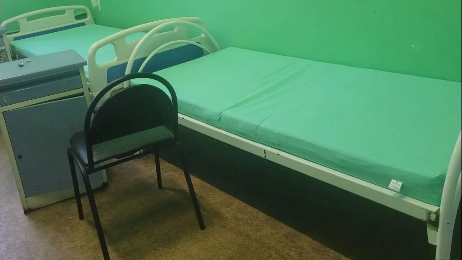 Родственники маленьких пациентов жалуются на плачевное состояние туалетов и ванных, отсутствие игровой комнаты и розеток в палатах, а также на проблемы с работой КТ‑оборудования.