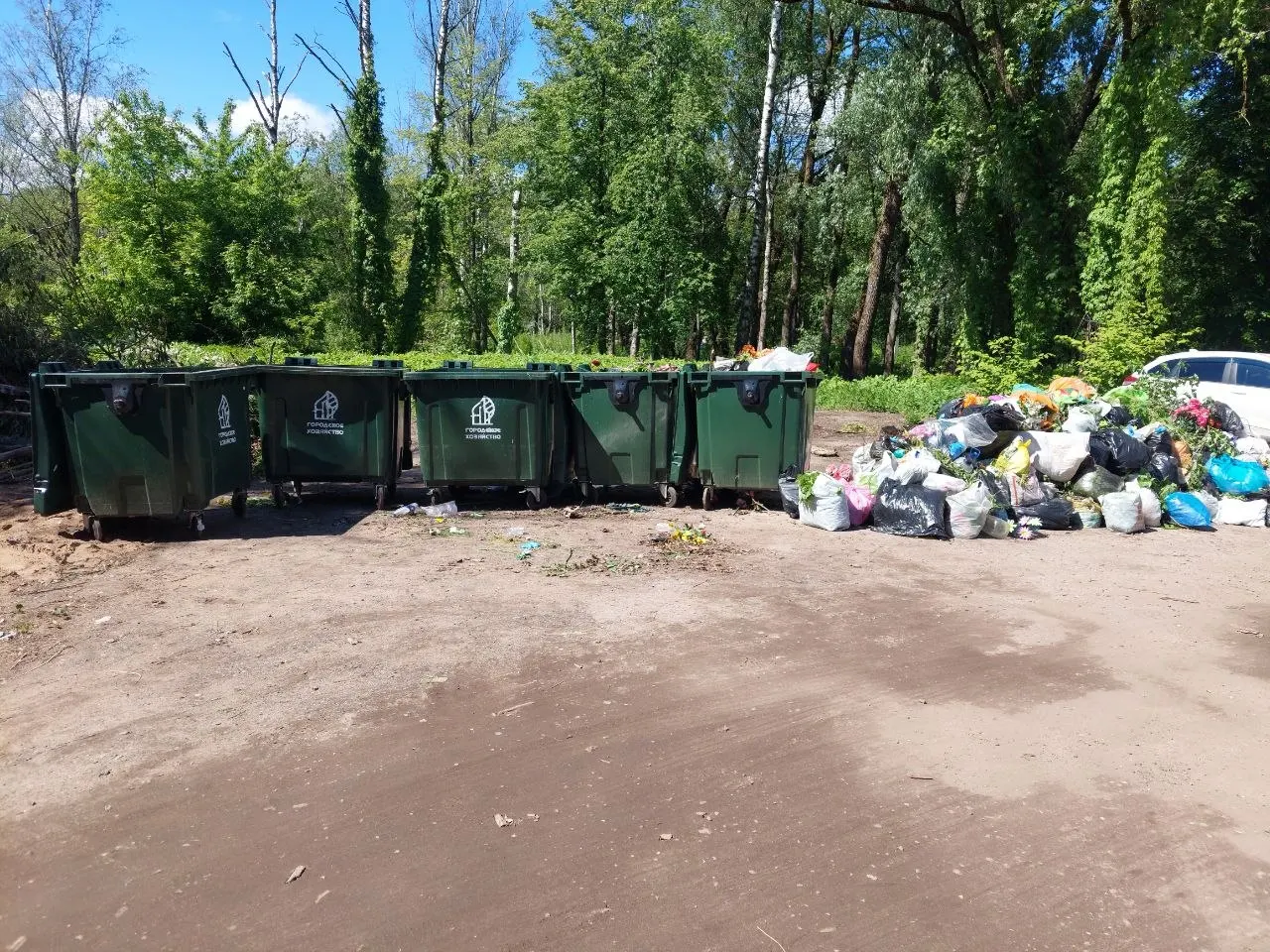 В праздник горхоз снова не справился — мусор остался на Западном и Рождественском кладбищах.