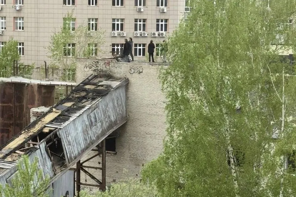 Жители обеспокоены безопасностью: подростков регулярно замечают на крыше заброшенного завода железобетонных изделий, а распоряжаться участком, по словам администрации, может только арендатор.