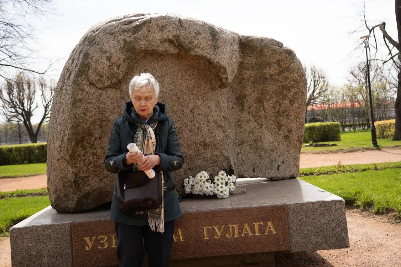 85‑летняя Людмила Васильева провела одиночный пикет с букетом и плакатом у Соловецкого камня; её и снимающего пикет журналиста доставили в отдел полиции №43.