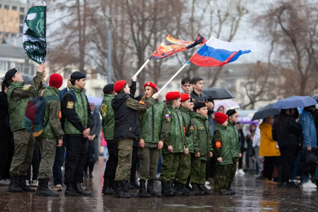 В рамках программы по профилактике терроризма в екатеринбургских школах детей мигрантов привлекают к военно‑патриотическим отрядам. Также проводятся беседы с сотрудниками‑мигрантами для предотвращения радикализации и их адаптации в российское правовое поле.