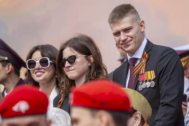 На параде 9 мая у сына губернатора были орденские и памятные медали; официальных сведений о причинах награждений нет, что вызывает общественный интерес.