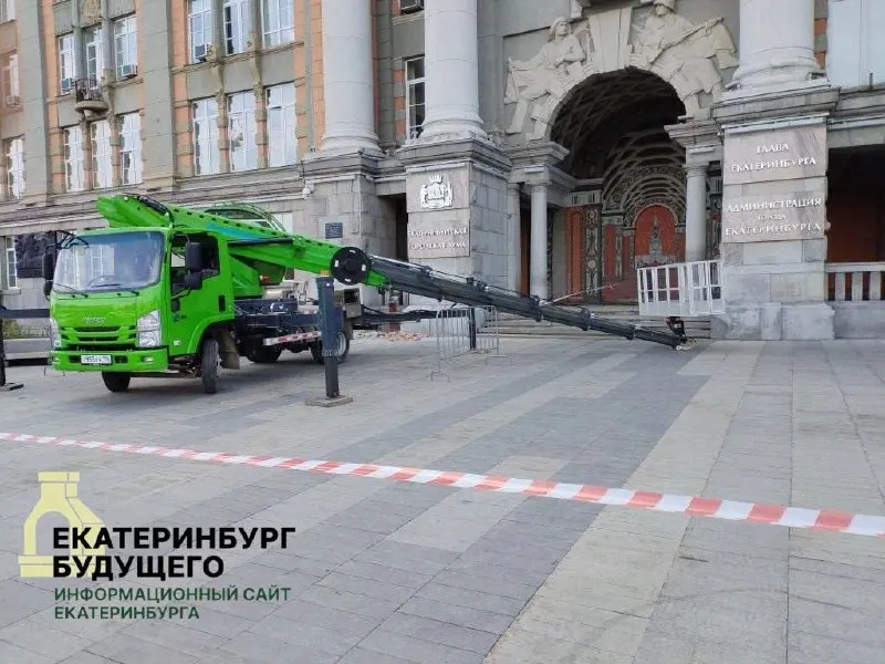 На здании администрации началось обрушение фасада. Территория огорожена, на месте работает спецтехника; горожане критикуют крупные траты на саморекламу.