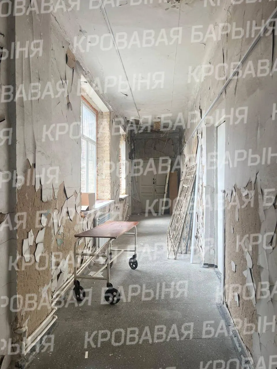 Посетители онкодиспансера жалуются на трещины в стенах, осыпающуюся штукатурку, долгие очереди и угрозу санитарии; требуют закрыть учреждение на капитальный ремонт и увеличить штат.