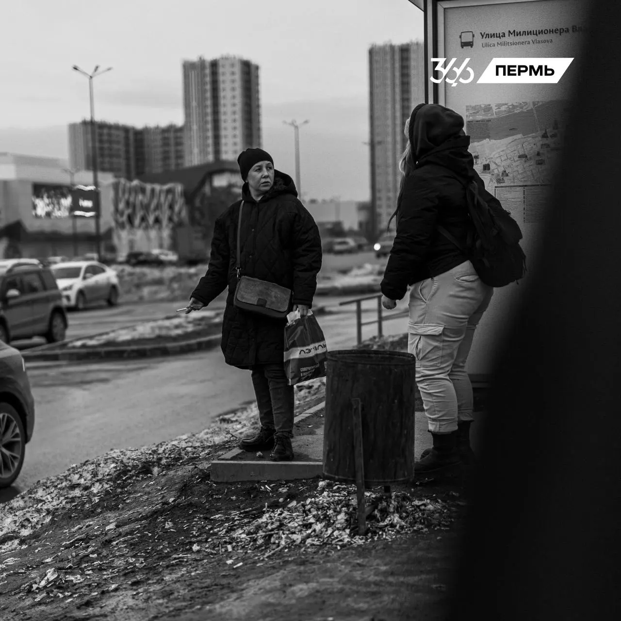 Пожар в Перми продолжается третий день. Жителей просят не выходить и держать окна закрытыми: в городе оседает слой нефтяной сажи, а часть укрытий оказалась закрыта или заброшена.