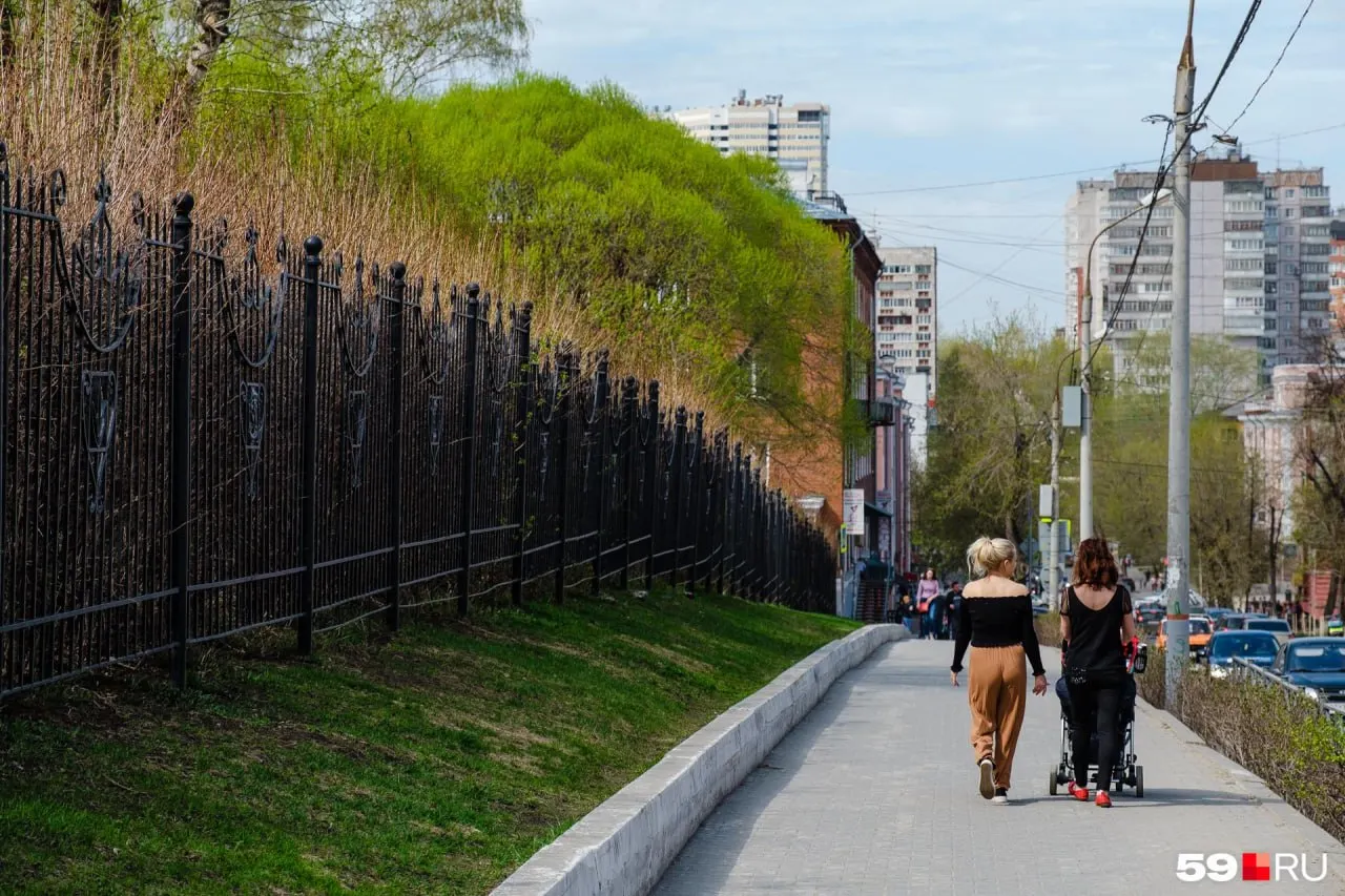 В первой декаде мая в Прикамье ожидается заметное потепление — до +25…+26 °C, затем вероятно кратковременное похолодание с ночными заморозками; в середине и конце месяца температура вернётся к привычной норме.