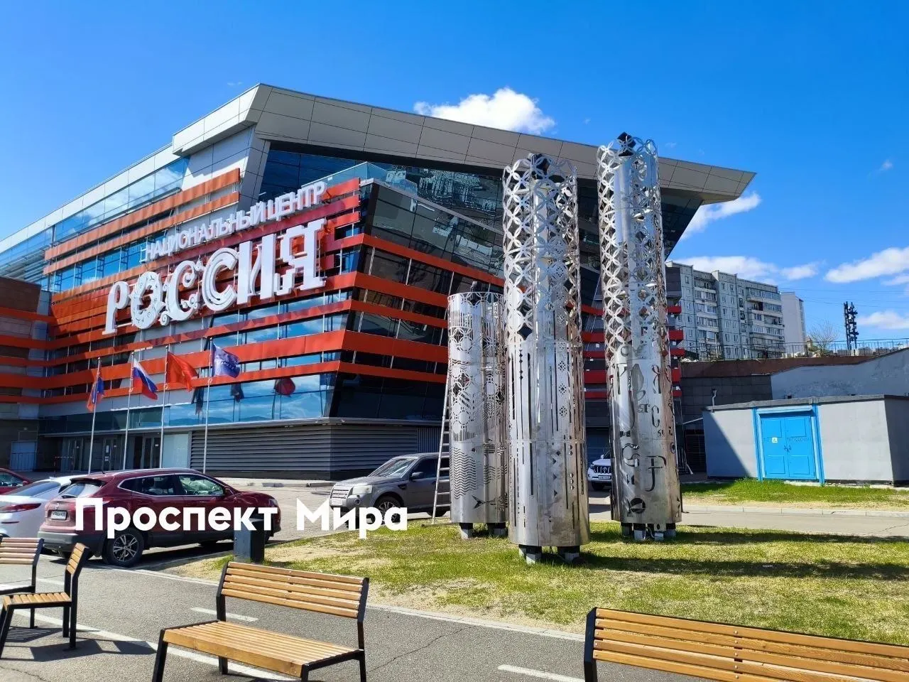 На набережной появились металлические цилиндры с вырезанными рыбками, буквами и орнаментами — внутри, судя по оборудованию, размещены светильники для подсветки в темноте.
