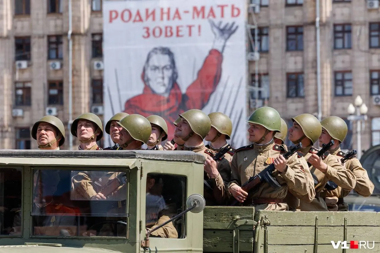 На площади прошла колонна советских грузовых автомобилей: ЗИС‑5 тянет противотанковые пушки ЗИС‑2 и У‑53А, рядом идут ГАЗ‑51 и полноприводный ГАЗ‑63; автобус ГАЗ‑51 с деревянным кузовом особенно примечателен своей простотой конструкции.