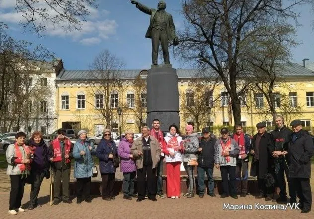 Калужский районный суд 29 апреля оштрафовал депутатку гордумы от КПРФ Марину Костину на 20 тыс. рублей по статье о проведении несогласованного мероприятия. Протокол составили после возложения цветов к памятнику Ленину по сообщению сотрудника мэрии. В некоторых регионах также фиксировались препятствия для первомайских акций.