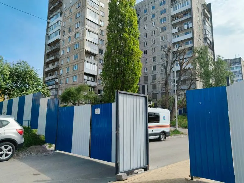 Жителям дома №68 на Московском проспекте затруднили доступ и коммунальные услуги: вокруг дома установлен забор, перекрыт подъезд, отключили водоснабжение; около 45 семей продолжают отказываться покидать квартиры.