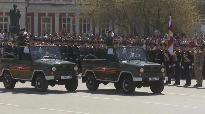 Во время парада в Иркутске командующий и начальник гарнизона объезжают участников мероприятия; звучат поздравления и троекратное «Ура».