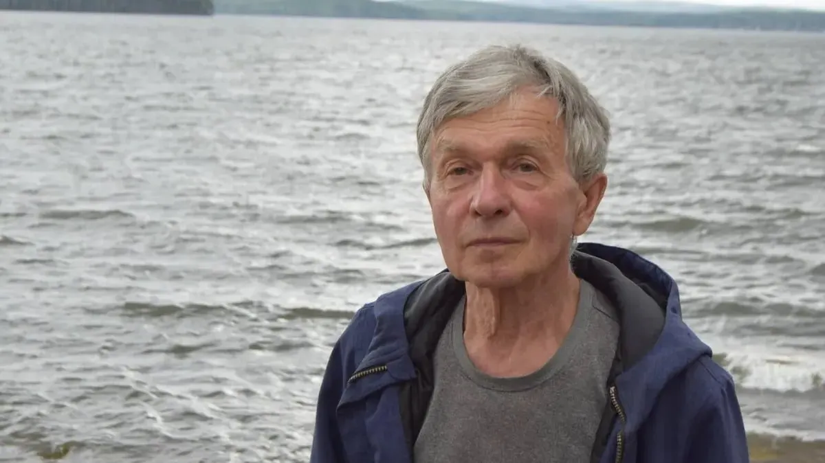 71‑летнего Виктора Казакова обвиняют в осквернении символа воинской славы с использованием интернета. Ранее дело возвращали прокурору по ходатайству защиты.