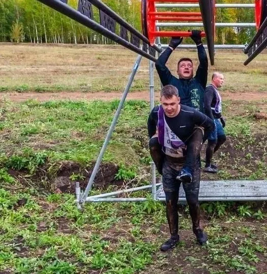 Фотографии 2022 года показывают, что мэр Уфы и бывший председатель Госкомитета жилищного надзора поддерживали близкие контакты. Один из них обвиняется в получении взяток; на судебных заседаниях фигурируют свидетельские показания и детали их взаимодействия.