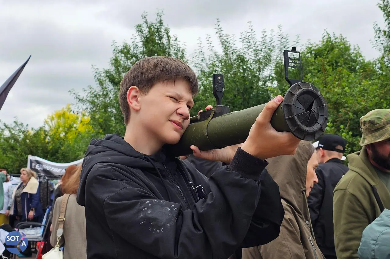На лужайке Храма-на-Крови во время празднования третьей годовщины местной ячейки движения активистка раздавала листовки с призывами отказаться от прерывания беременности и выступала за «укрепление семьи» в традиционном понимании.