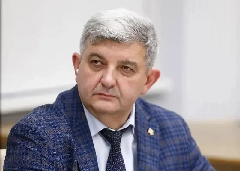 Сергей Пронько сменил на посту Елену Воробьеву и возглавил министерство образования и науки Краснодарского края. Ему 55 лет, у него несколько профильных образований и опыт руководства в системе профессионального образования.