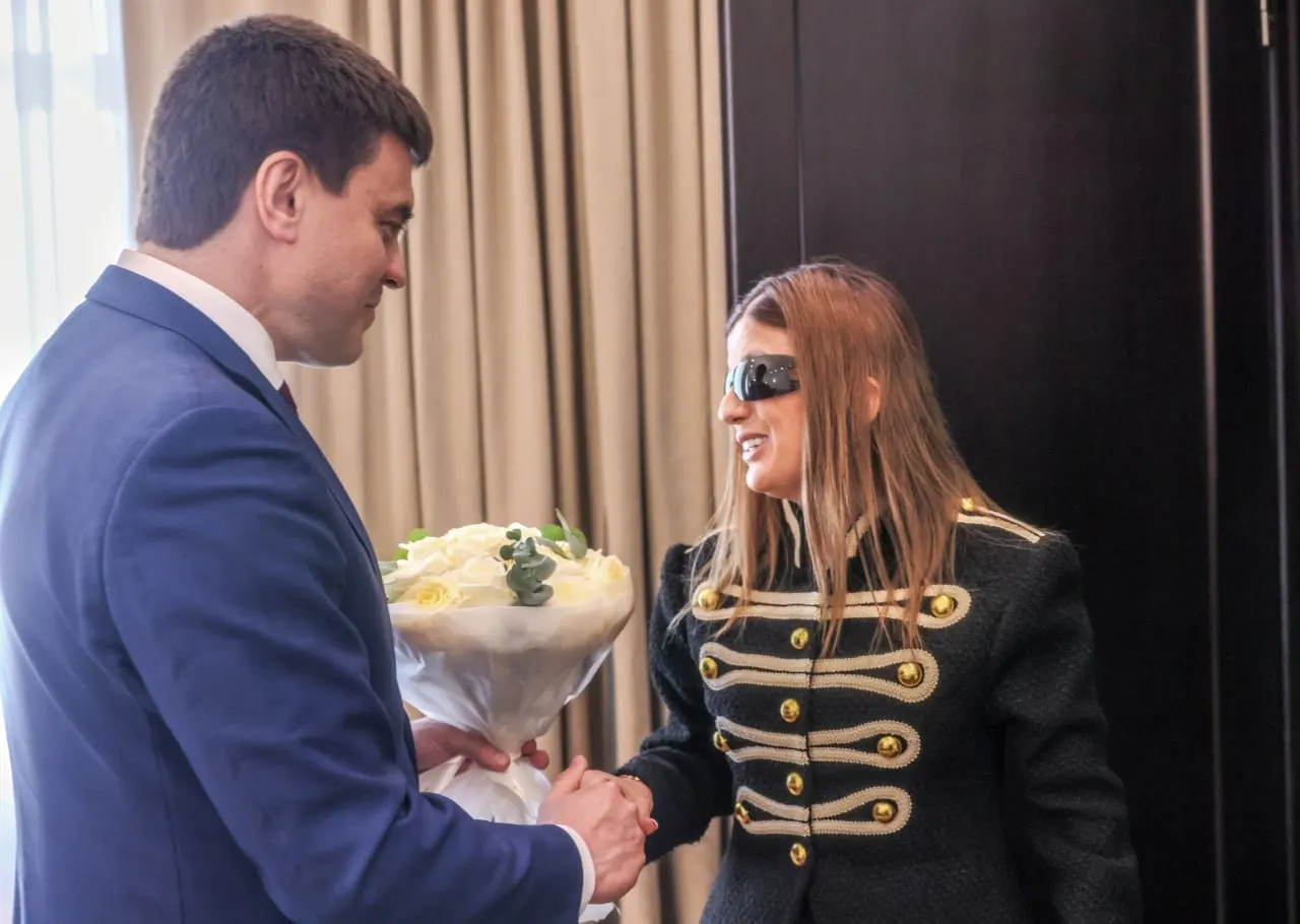 Народная артистка провела в школе №10 прослушивание для незрячих и слабовидящих исполнителей; в отборе участвует и местный инклюзивный ансамбль «Право на счастье».