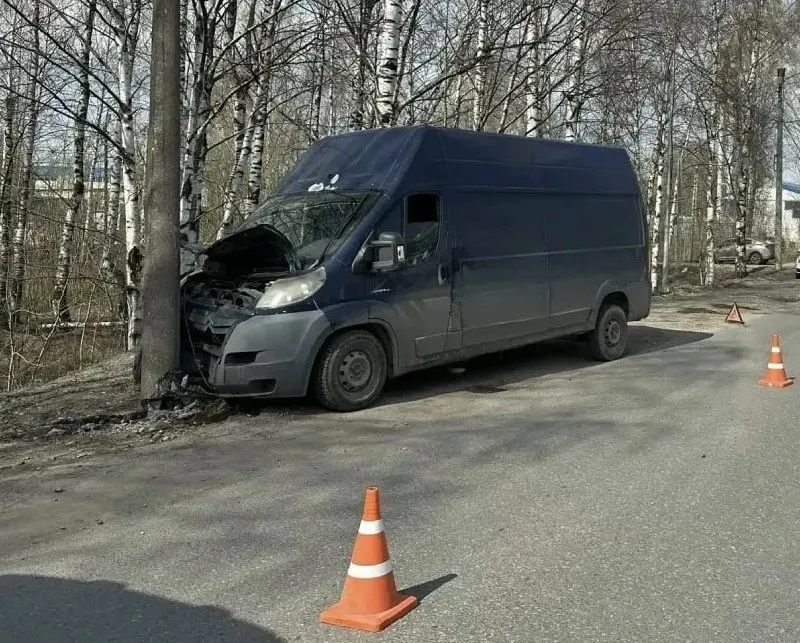 Рано утром 67-летний мужчина на «Ситроен» врезался в опору на улице Павла Корчагина; медикам не удалось спасти водителя.