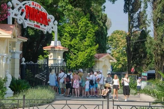В Сочи стартовала обязательная аттестация экскурсоводов: после сдачи теста специалисты получат уникальный номер в федеральном реестре, а за работу без подтверждённой аттестации предусмотрены административные штрафы.