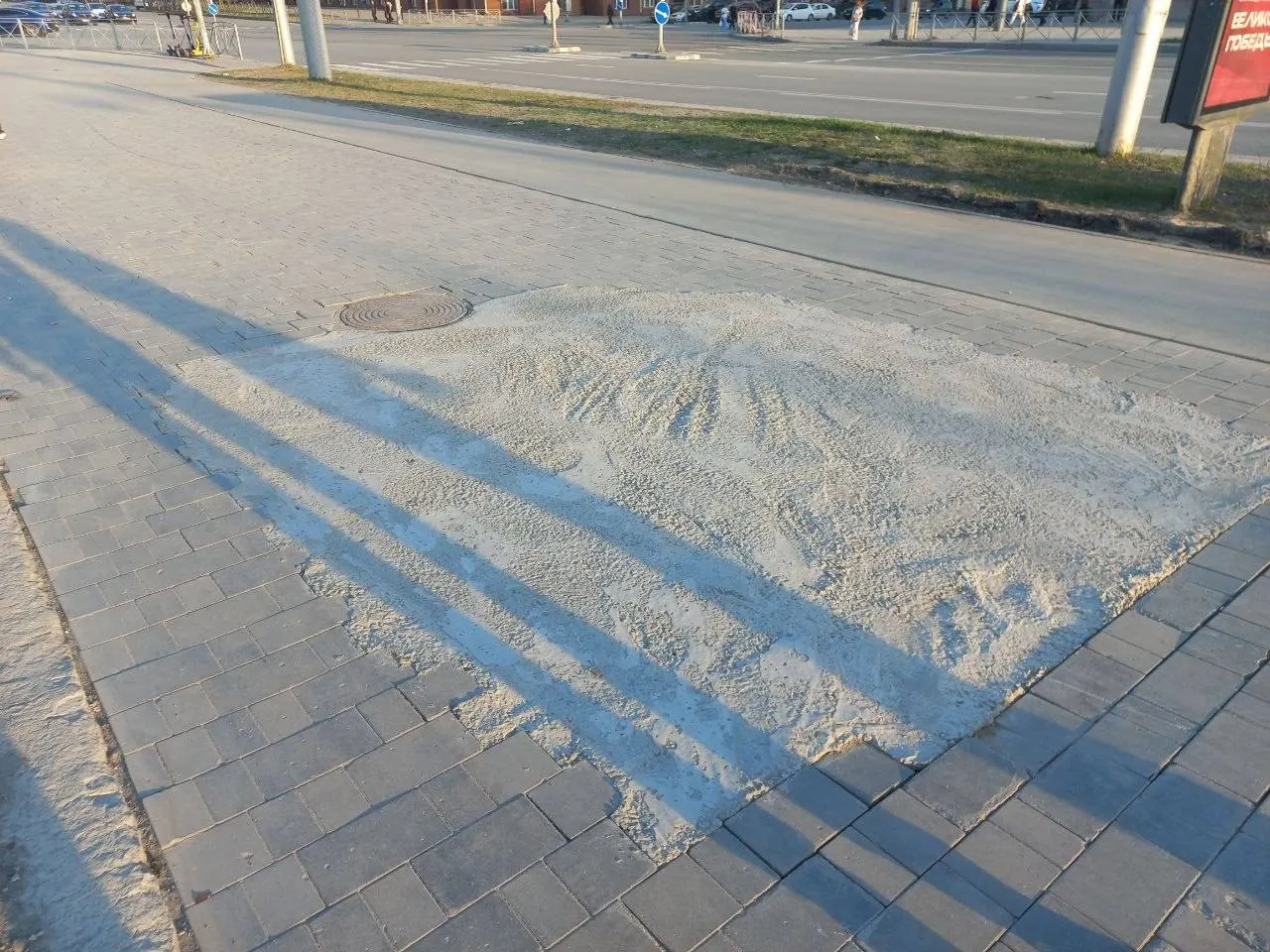 Около ЦУМа в центре города обнаружили участки, где вместо благоустройства сделали бетонные поверхности. В городе отмечают и другие проблемные работы на дорогих объектах.