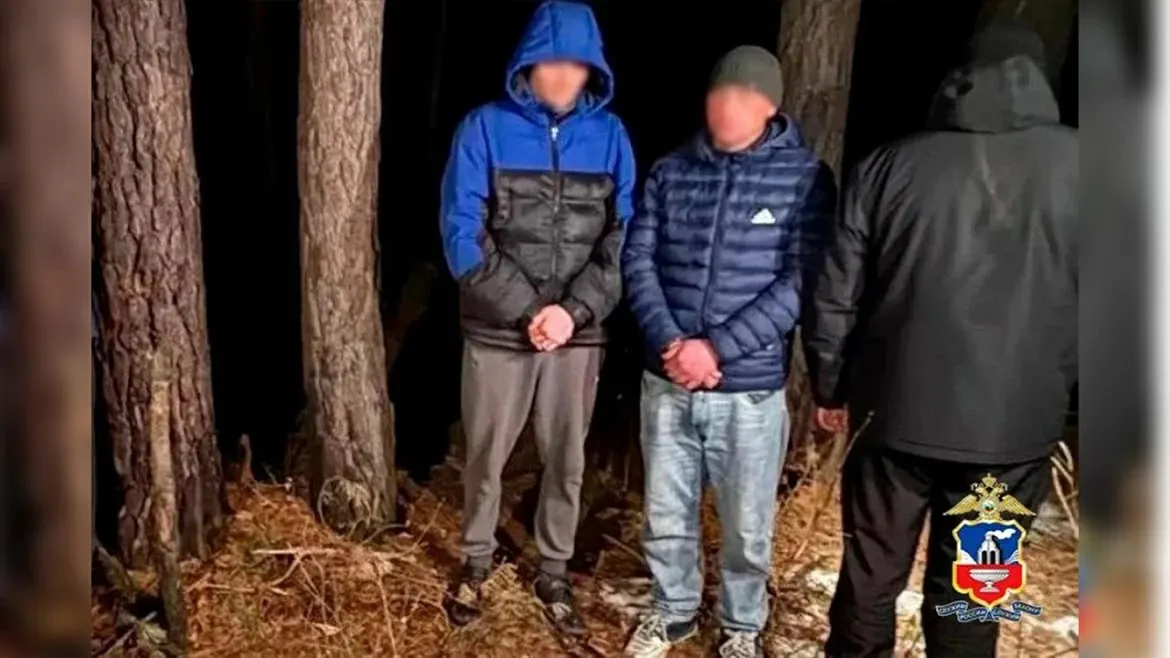 В Алтайском крае полицейские задержали двух подозреваемых: у них изъяли около 400 г метадона — по оценке экспертов, это более тысячи разовых доз. Возбуждено уголовное дело, задержанные арестованы.