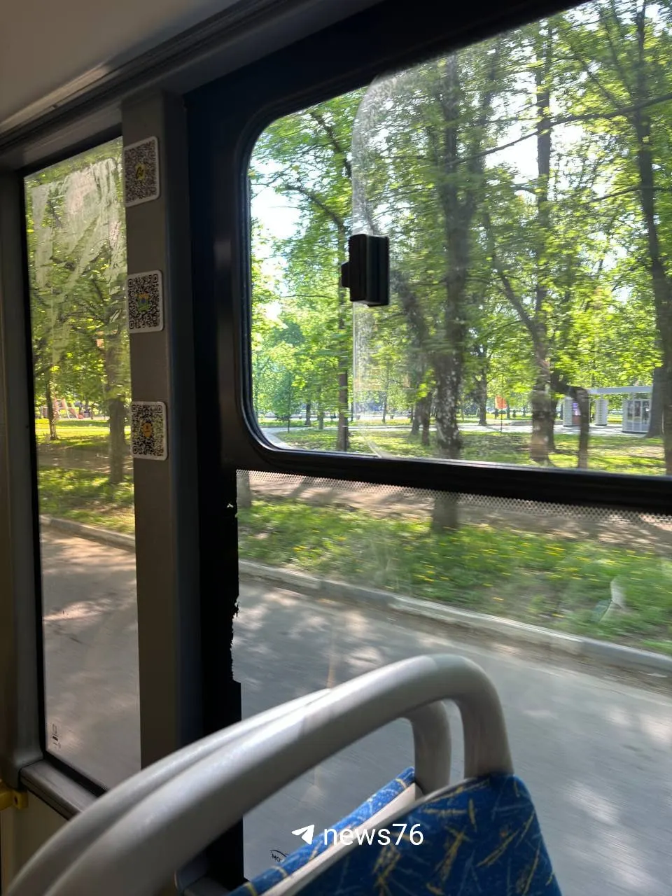 Пассажиры сообщают о невыносимой жаре в городских автобусах: кондиционеры не включают, открытые окна не помогают, одному из путешествующих стало плохо от духоты.