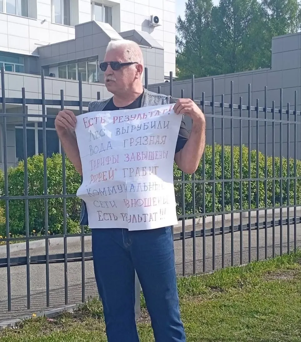 Во время итогового форума в Нижнем Тагиле мужчина вышел на одиночный пикет с плакатом с критикой местной ситуации; полиция забрала его в отдел, допросила и отпустила.