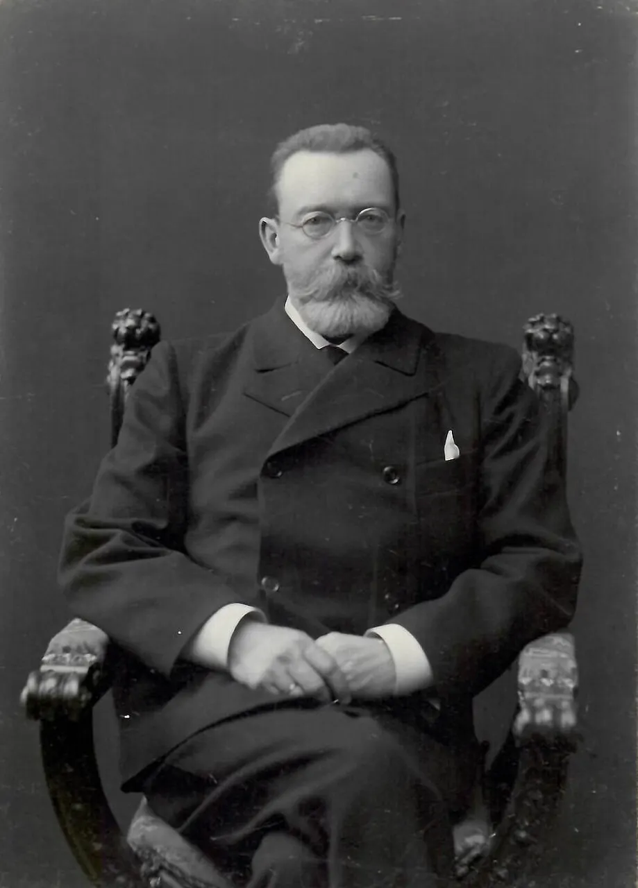 Родившийся 14 мая 1851 года Дмитрий Николаевич Шипов стал заметной фигурой земского движения, выступал за умеренные реформы и возглавил партию «17 Октября», прежде чем удалиться из политики и позже оказаться в рядах антибольшевистской оппозиции.