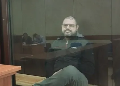 Прокурор указал на чеки общей суммой около 75 тысяч рублей как «доказательство» обвинения, обвиняемый называет это абсурдом: по его словам, после отказа признавать вину у него прошёл повторный обыск и в дело включили старые чеки.