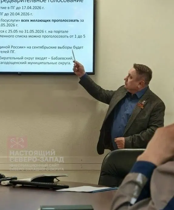 В Чагодощенском округе требуют объяснений по поводу деятельности советника главы: по словам жителей, он якобы использует служебные ресурсы для поддержки праймериз партии, в то время как в округе не хватает средств на выполнение предписаний и поездки школьников.