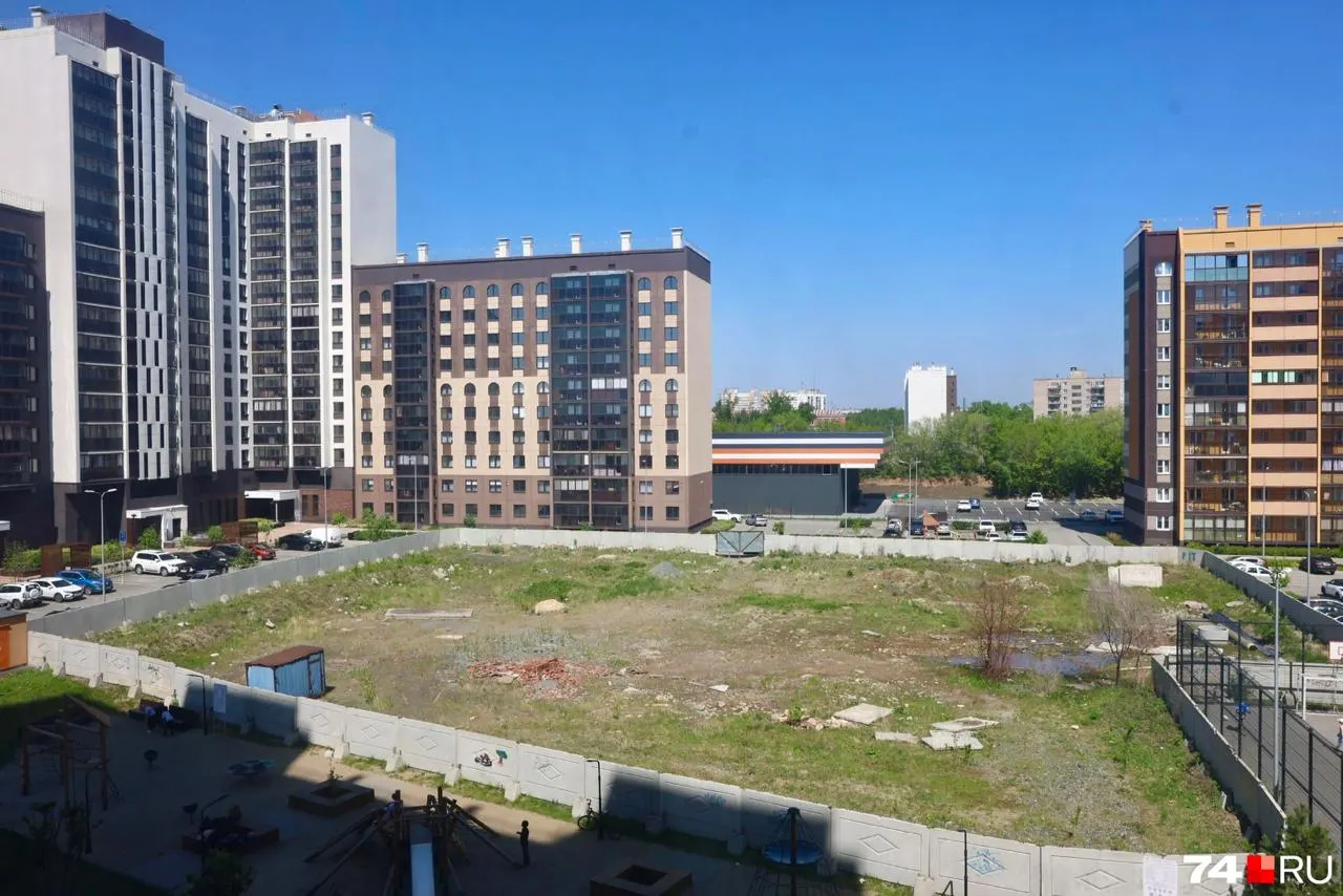 В центре двора новостройки остался многолетний пустующий участок около 5 тыс. кв. м. Одни жильцы хотят сквер, другие — детсад: по документам возможен только садик, но строительство задерживается из‑за финансирования.
