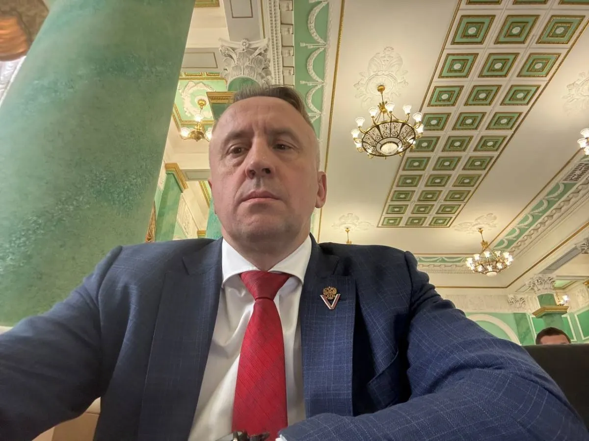 Михаил Иванов заявил, что мем «6–7» дезорганизует учебный процесс и представляет «угрозу национальной безопасности» в сфере образования; потребовал блокировки тренда и ввода курсов цифровой гигиены в школах.