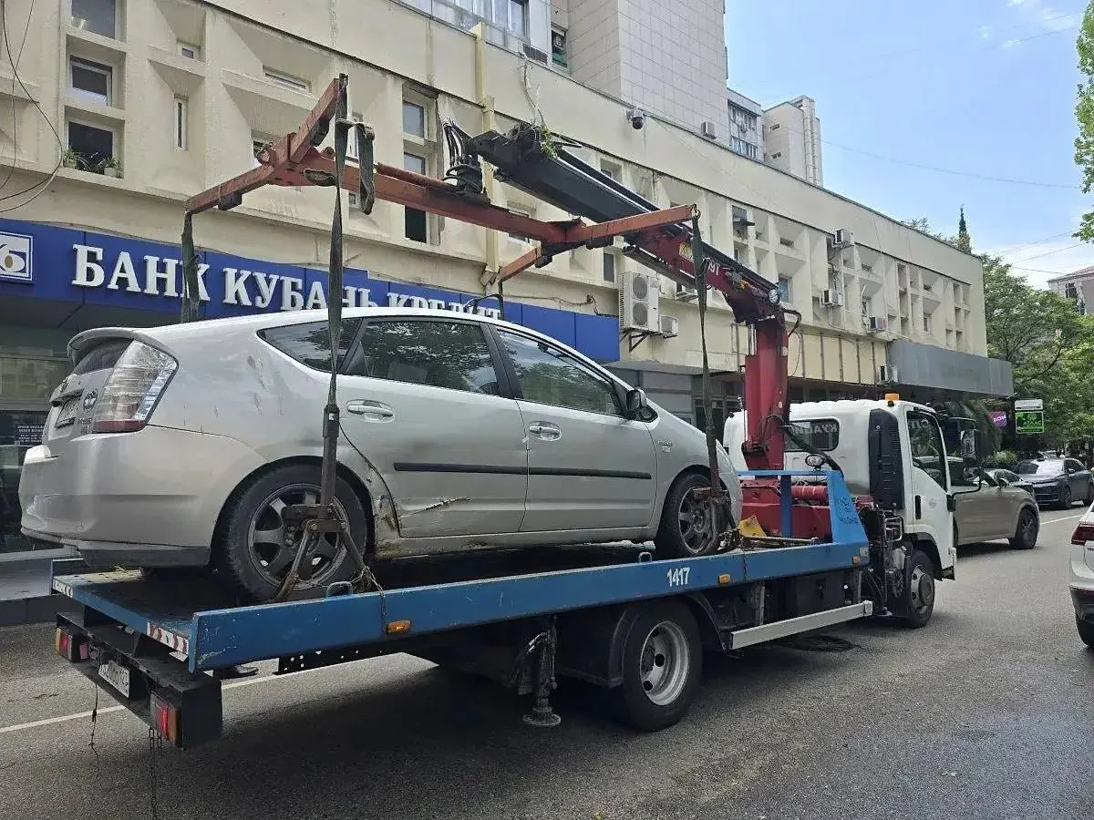 В преддверии туристического сезона в центре Сочи усилили контроль за парковкой: за несколько часов сотрудники эвакуации и административные службы увезли на штрафстоянку 17 автомобилей.