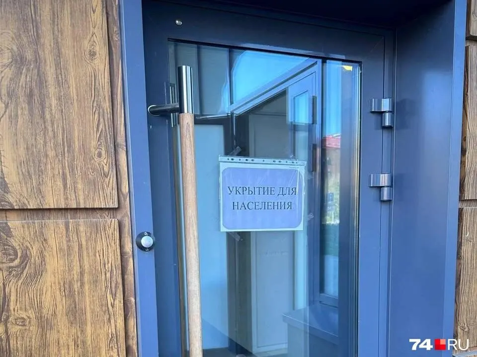 Владельцы квартир заметили табличку о временном укрытии: в экстренной ситуации магнитные замки отключаются, и в подвалы смогут пройти посторонние. Управляющая компания объясняет, что доступ обязателен по городским требованиям.