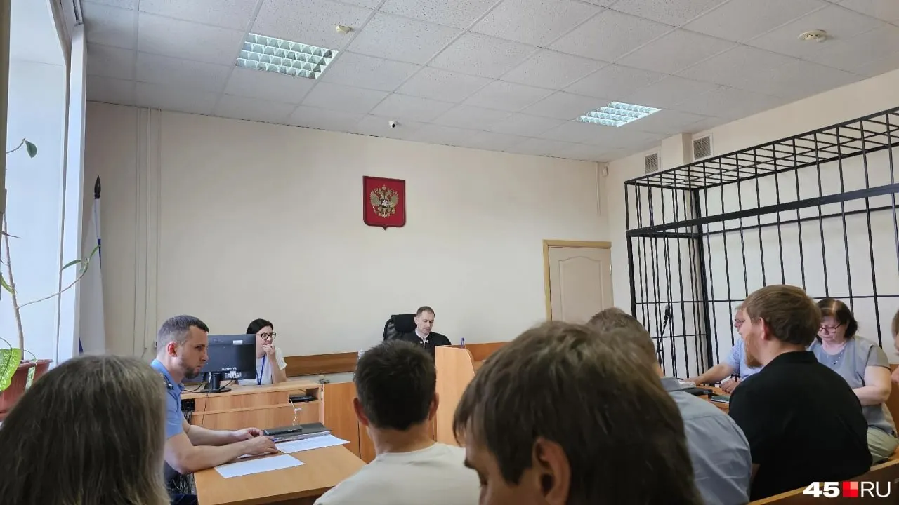 В Курганском городском суде продолжаются допросы потерпевших; Елена Камшилова пожаловалась на тяжёлые условия содержания в СИЗО и попросила заменить меру пресечения на домашний арест. Рассмотрение вопроса отложено до 25 мая.