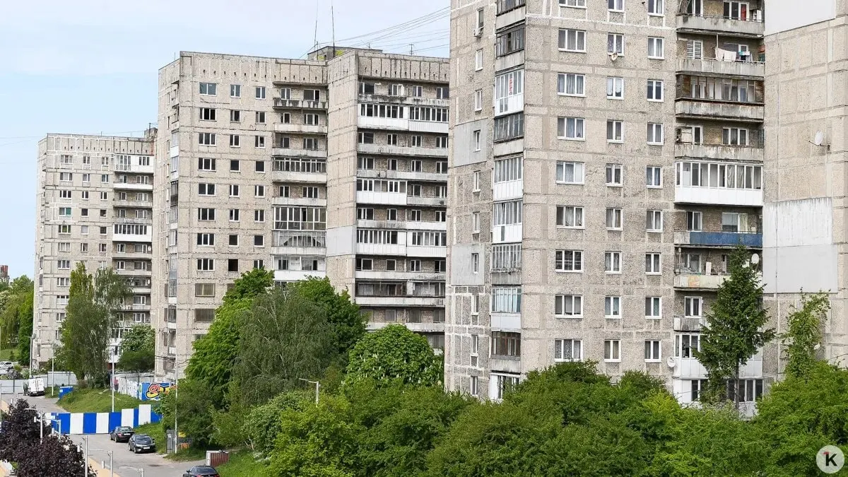 Администрация Калининграда подготовит документы для торгов по разделению балконов между домами №68 и №70 и демонтажу аварийной многоэтажки; работы надеются начать осенью после экспертизы и выделения средств из резервного фонда.
