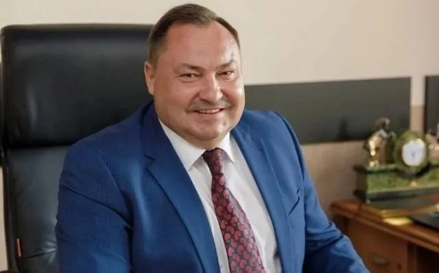После обыска в загородном доме мэра Ленинска‑Кузнецкого начато расследование по делу о мошенничестве; ранее по делу уже задержаны чиновник ЖКХ и директор подрядной фирмы.