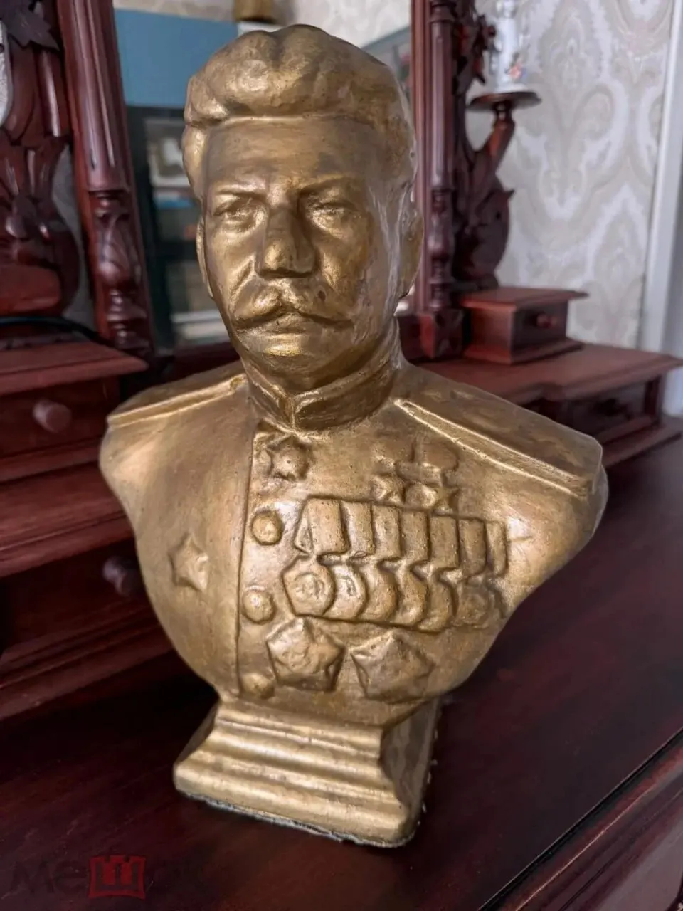 Коллекционер рассказал, как купил цельнолитой бюст Сталина на вещевом рынке: его сначала выдали за чугунный за 5 тысяч рублей, а сегодня аналогичный раритет предлагают по цене нового смартфона.