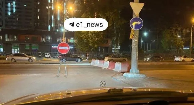 Ночью 16 мая в Екатеринбурге запретили выезд с улицы Новгородцевой на улицу Владимира Высоцкого из‑за ремонта Малышевского моста. Жители вынуждены делать объезды, тратят больше топлива и проезжают через дополнительные дорожные препятствия.
