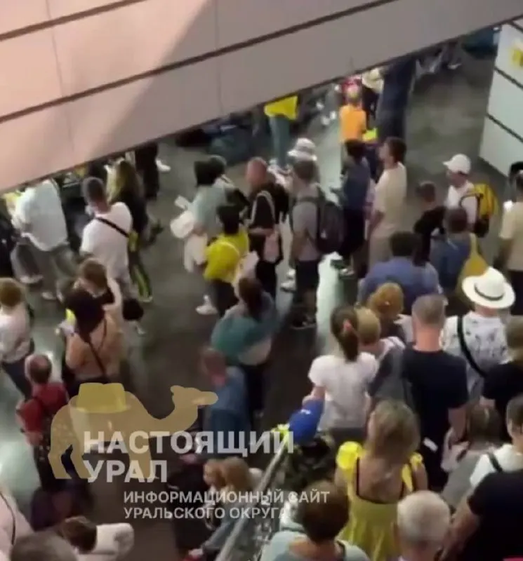 Пассажиры сообщают о массовых переносах вылетов: один человек рассказал, что рейс с 05:00 перенесли на 20:40. В аэропорту утверждают, что работают в штатном режиме.