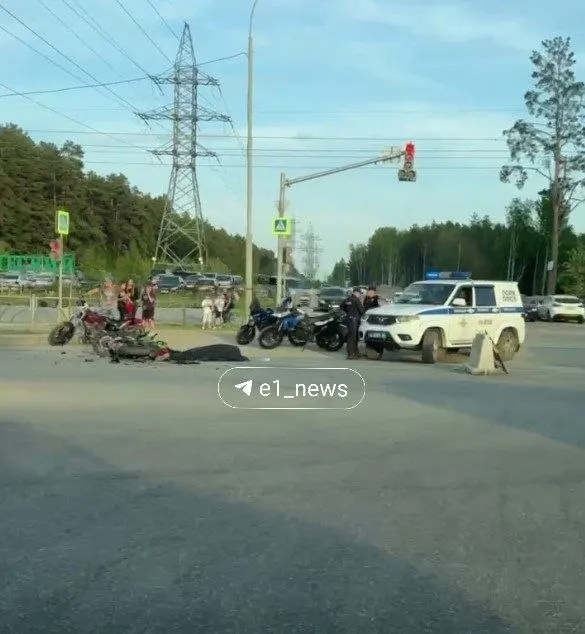 Смертельная авария на выезде из Академического района: по предварительным данным, мотоциклист скончался на месте. Сотрудники ГИБДД работают на месте, обстоятельства происшествия устанавливаются.