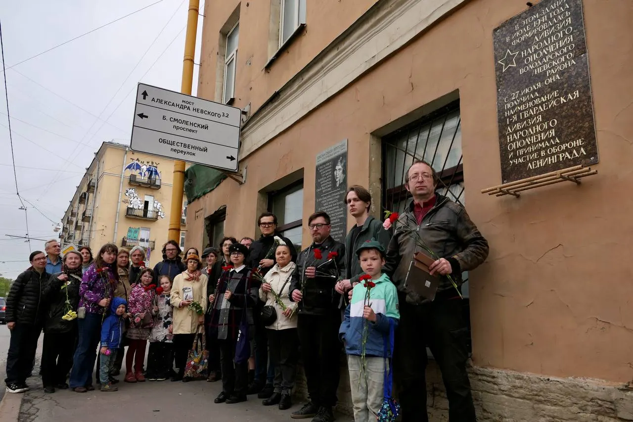 В годовщину рождения поэтессы петербургские градозащитники принесли цветы к зданию школы, которое могут снести ради строительства Большого Смоленского моста. Акция прошла под наблюдением полиции, задержаний не было.