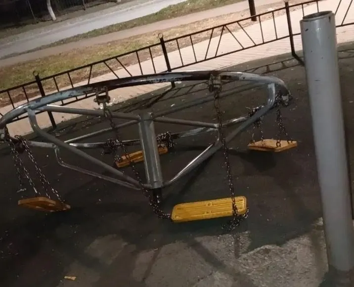 Прокуратура начала проверку после инцидента на детской площадке: у мальчика сложный перелом черепа, ему сделали операцию и он находится в отделении нейрохирургии.