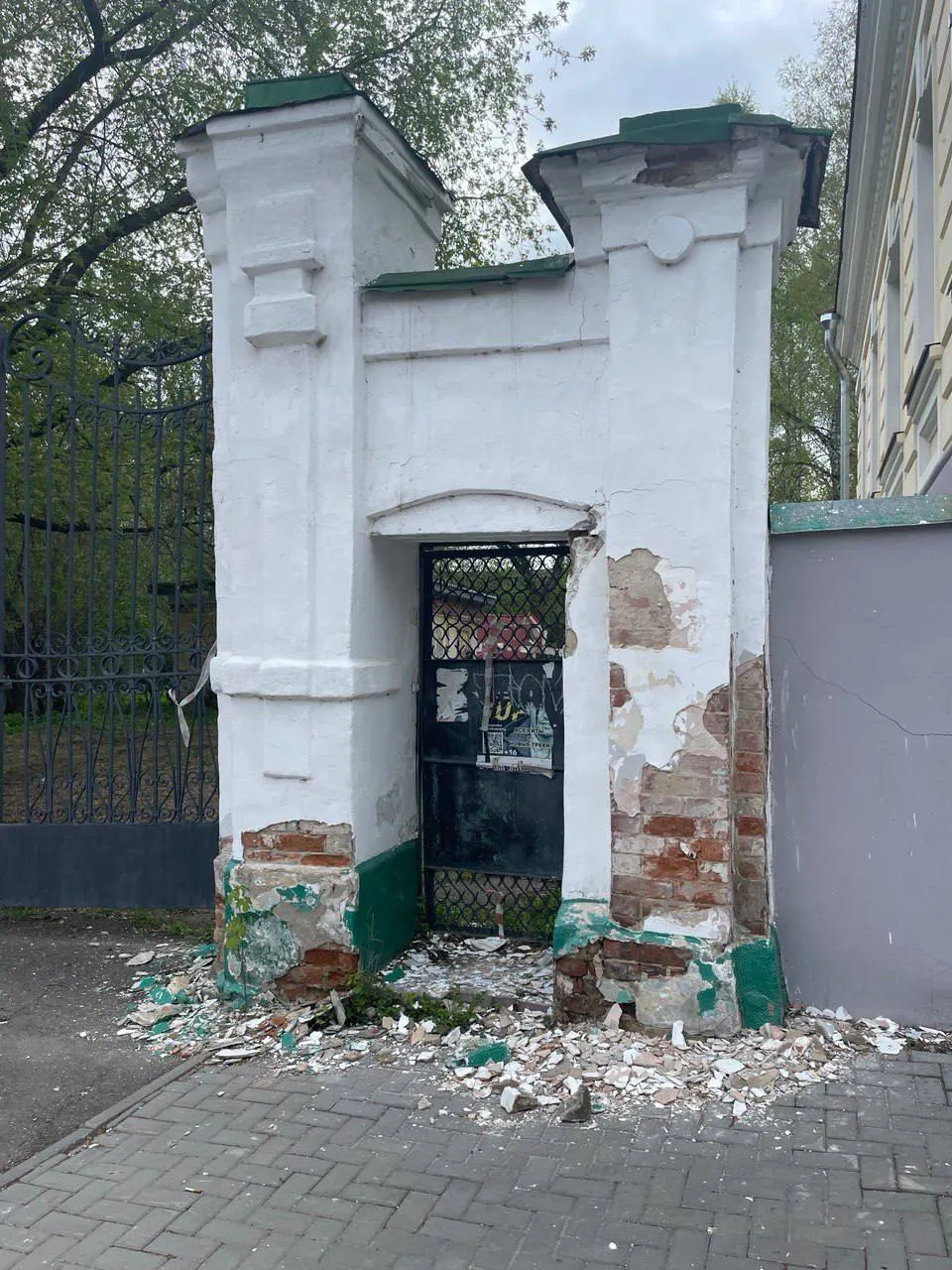 Частично реставрируют ограду вокруг университетской рощи: снимают старую отделку и готовят восстановительные работы. Параллельно стартовал конкурс на концепцию благоустройства Университетской площади — пространство хотят сделать открытым и удобным для студентов и горожан.