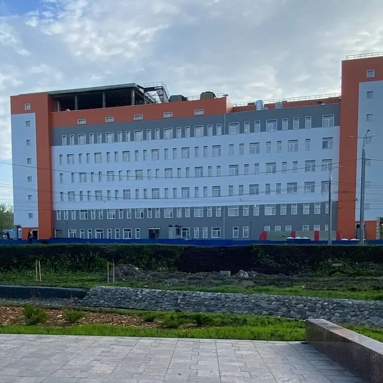 Работникам, строящим новый корпус больницы скорой помощи в Петрозаводске, уже три месяца не выплачивают зарплату. У подрядчика начато дело о банкротстве, операции по счетам приостановлены, часть сотрудников обратилась в Следственный комитет и сталкивается с финансовыми трудностями.